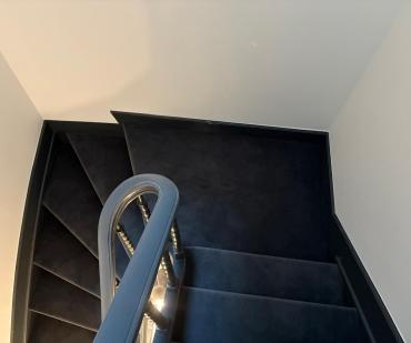 Marches et contremarches habillées de tapis anthracite